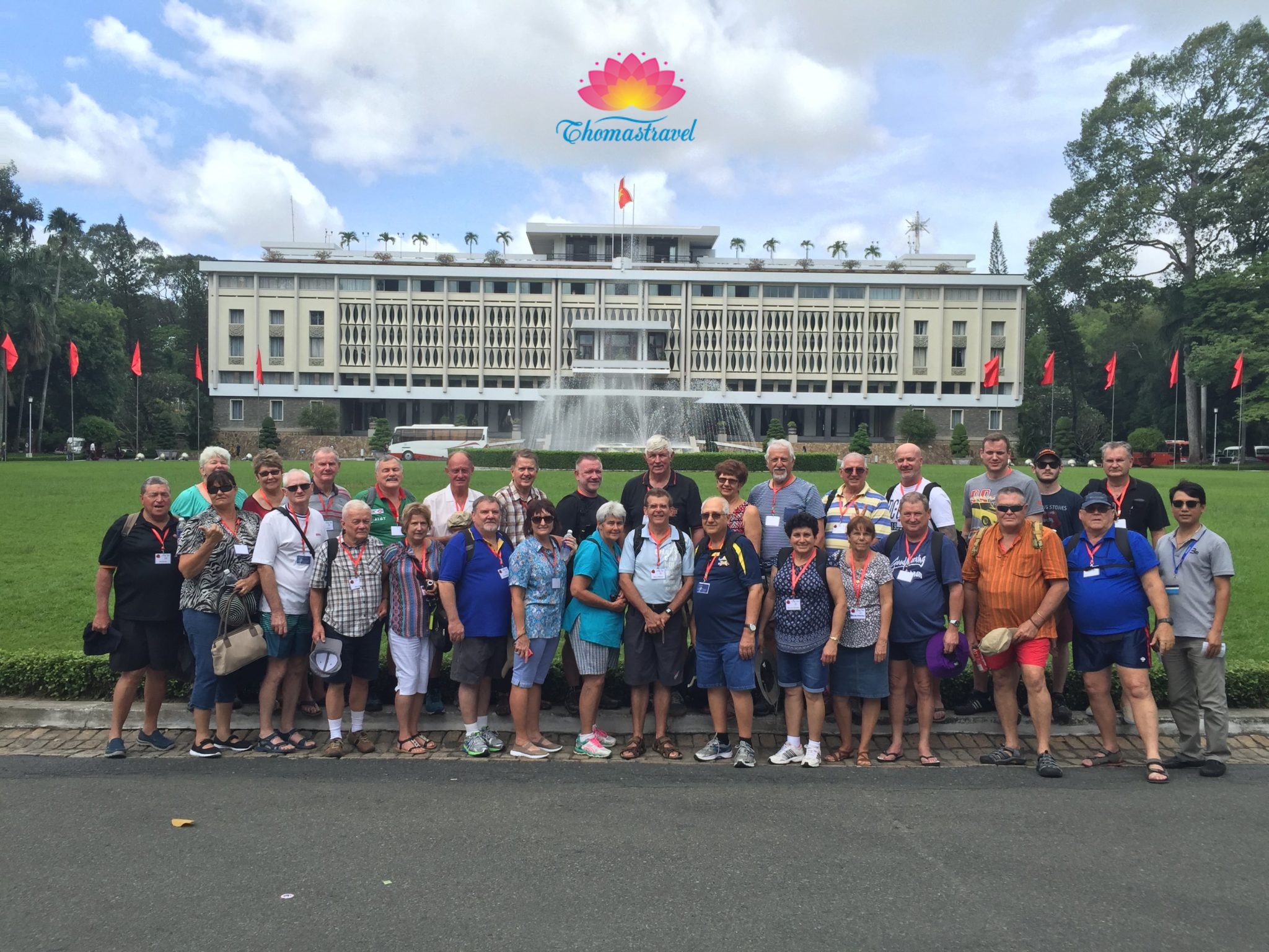 A large group of Thomas took memories photo at the Independence Palace