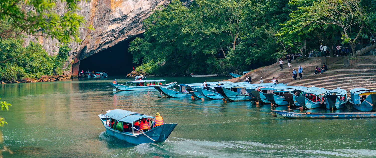 Boat to Phong Nha cave and marvel at the beauty of Paradise cave